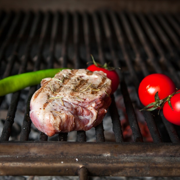 Szczegół grillowany stek grillowany stek z pomidorami i pieprzem poziomo