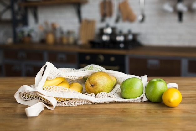 Szczegół odmian organicznych owoców na stole