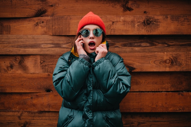 Szczegół portret kobiety w szoku rozmawia przez telefon