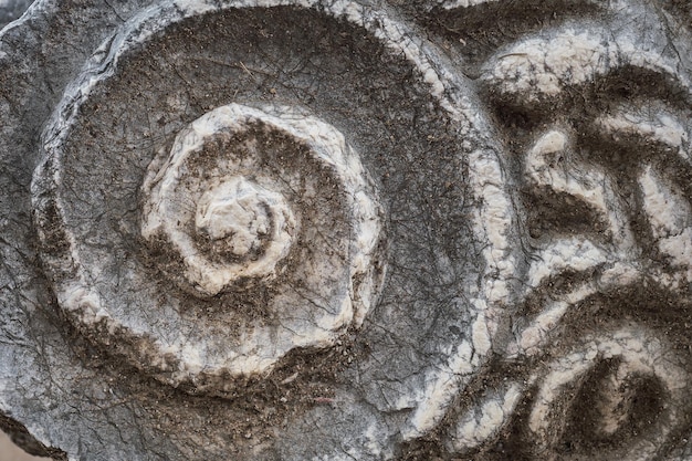 Bezpłatne zdjęcie szczegóły stolicy kolumn na ruinach greckiej świątyni z pięknym marmurem rzeźbiącym historię i dziedzictwo starożytnych cywilizacji w regionie morza egejskiego w turcji wakacje podróże