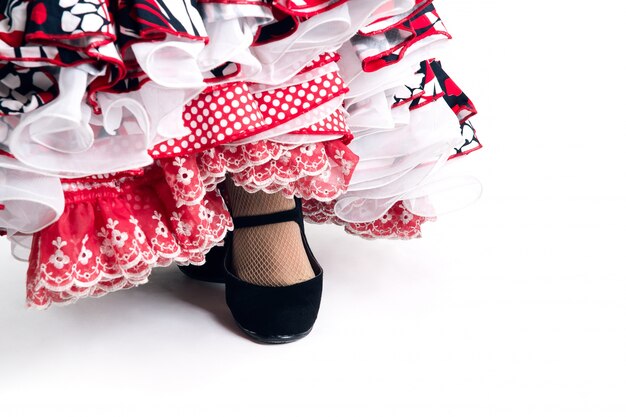 Szczegóły stóp tancerki Flamenco w pięknej sukni