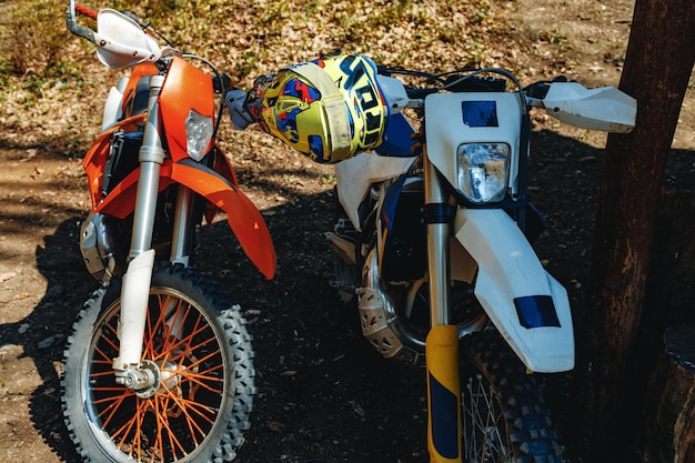 Bezpłatne zdjęcie szczegóły zbliżenia motocykla krzyżowego zaparkowanego na ziemi