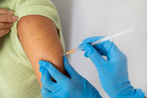 Bezpłatne zdjęcie szczepionka przeciw covid w walce z chorobą