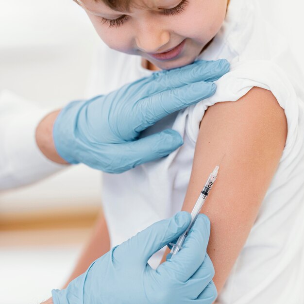 Szczepionkę z bliska chłopiec