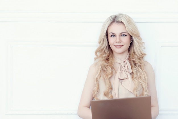 szczera piękna blondynki kobieta z laptopem