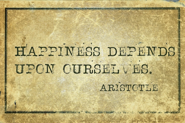 Szczęście zależy od nas samych - cytat starożytnego greckiego filozofa arystotelesa wydrukowany na kartonie w stylu grunge