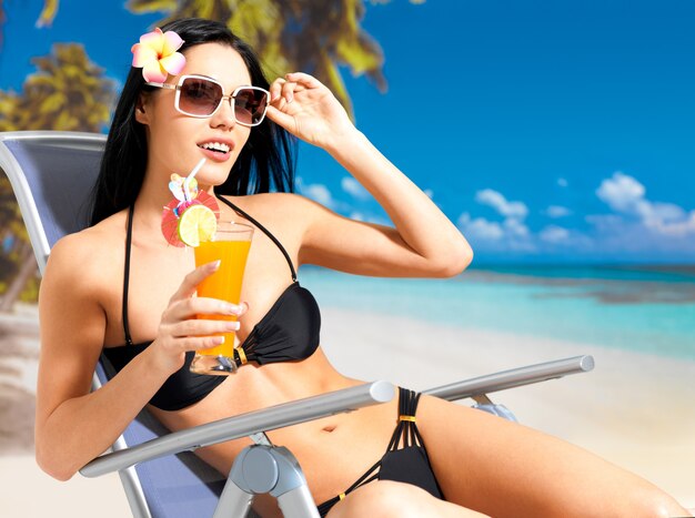 Szczęśliwa brunetka kobieta na wakacjach, ciesząc się na plaży