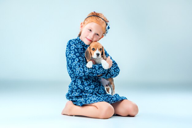 Szczęśliwa dziewczyna i szczeniak rasy beagle