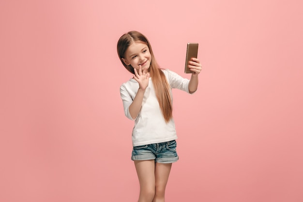 Szczęśliwa Dziewczyna Nastolatka Dokonywanie Selfie Zdjęcie Telefonem Komórkowym