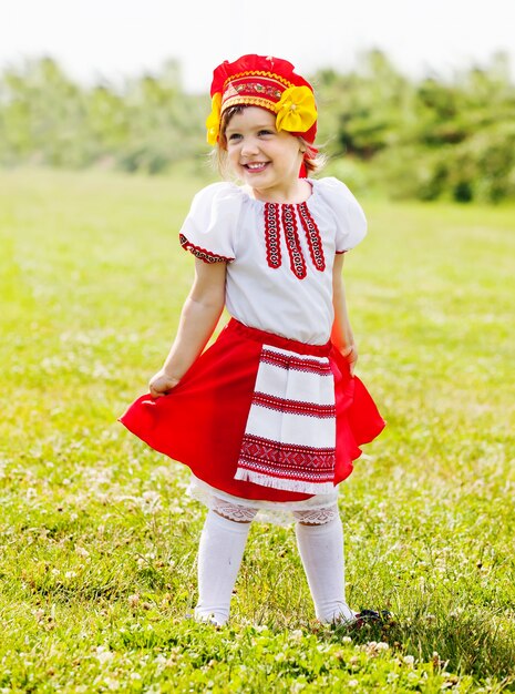 Szczęśliwa dziewczyna w rosyjskich tradycyjnych strojach ludowych