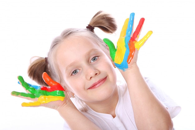 Szczęśliwa dziewczyna z farbą na jej rękach