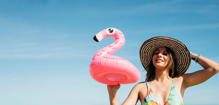Bezpłatny plik Zdjęcie szczęśliwa dziewczyna z nadmuchiwane flamingo
