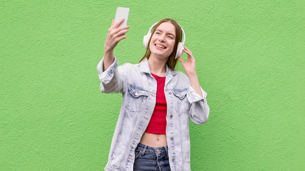 Szczęśliwa kobieta bierze selfie