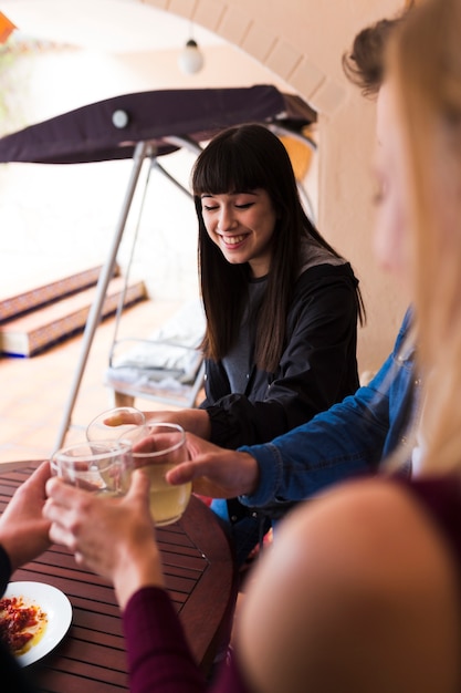 Szczęśliwa Kobieta Cieszy Się Alkohol Z Jej Przyjaciółmi