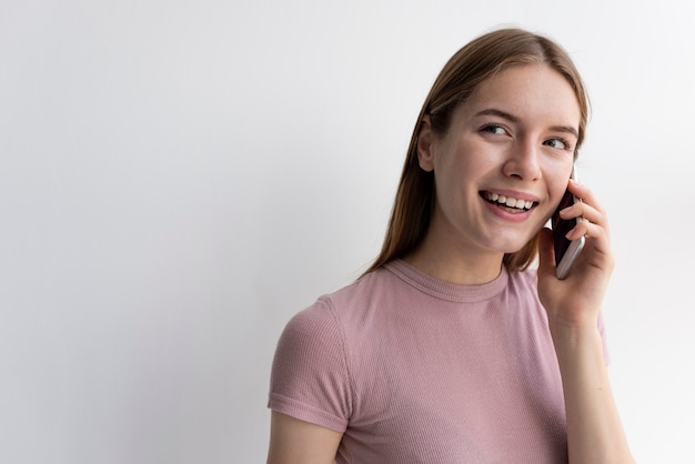 Szczęśliwa kobieta opowiada na telefonie z kopii przestrzenią