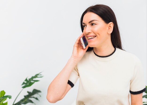 Szczęśliwa kobieta opowiada telefonem