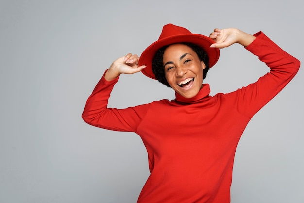 Szczęśliwa kobieta pozuje z kapeluszem i kopii przestrzenią