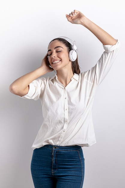 Szczęśliwa kobieta słucha muzyka w hełmofonach