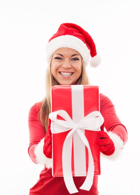 Szczęśliwa kobieta trzyma czerwony prezent