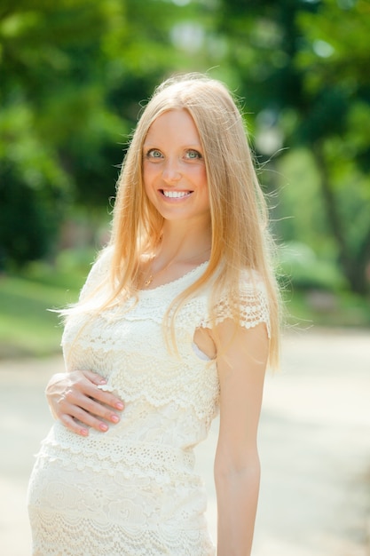 Bezpłatne zdjęcie szczęśliwa kobieta w ciąży