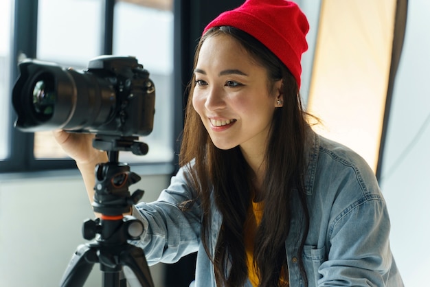 Bezpłatne zdjęcie szczęśliwa kobieta z aparatem fotograficznym