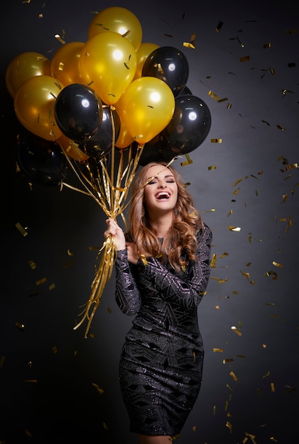Bezpłatne zdjęcie szczęśliwa kobieta z balonami świętuje swoje urodziny