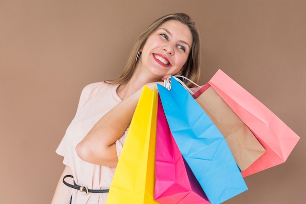 Szczęśliwa kobiety pozycja z kolorowymi torba na zakupy