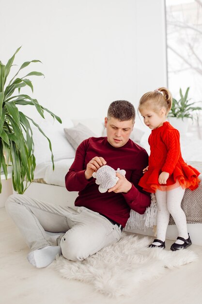 Szczęśliwa mała dziewczynka cieszy się słodką chwilą z tatą