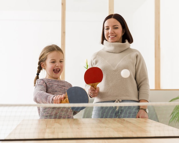 Bezpłatne zdjęcie szczęśliwa mama i dziecko w pomieszczeniu