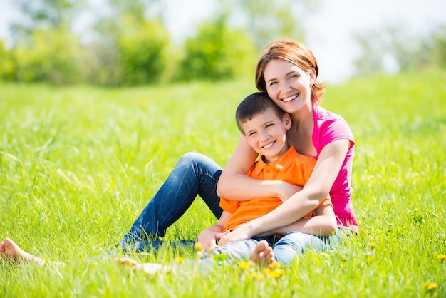 Szczęśliwa matka i syn w portret odkryty łąka wiosna