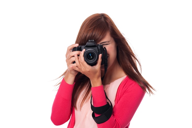 Szczęśliwa młoda kobieta fotograf z aparatem