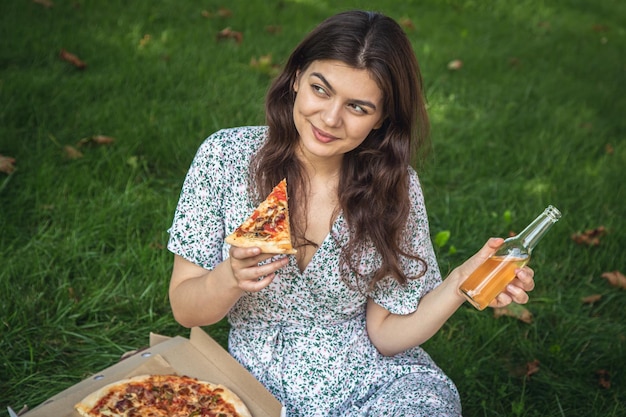 Szczęśliwa Młoda Kobieta Je Pizzę Na Pikniku