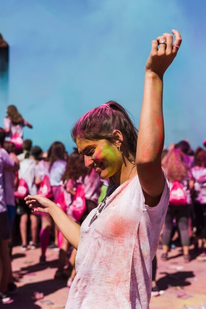 Szczęśliwa młoda kobieta tańczy w holi uroczystości