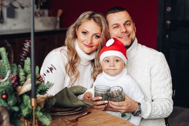 Szczęśliwa młoda rodzina kaukaski uśmiecha się razem w domu