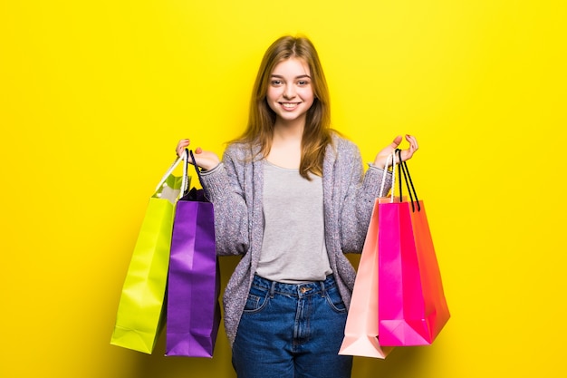 Szczęśliwa nastolatka z torby na zakupy na białym tle