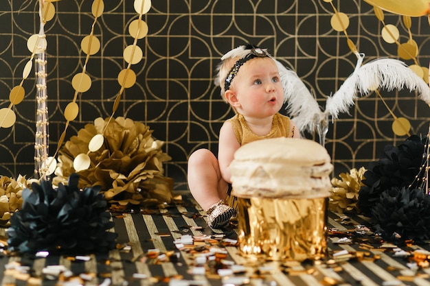 szczęśliwa niemowlęca dziewczynka obchodzi swoje pierwsze urodziny.