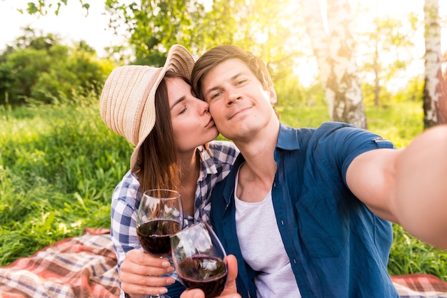 Szczęśliwa para biorąc selfie na piknik