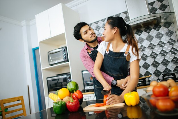 Szczęśliwa para gotuje wpólnie w kuchni w domu. Koncepcja para