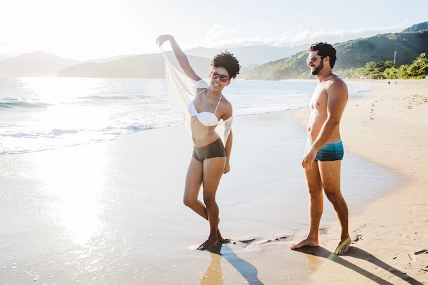 Bezpłatne zdjęcie szczęśliwa para na plaży