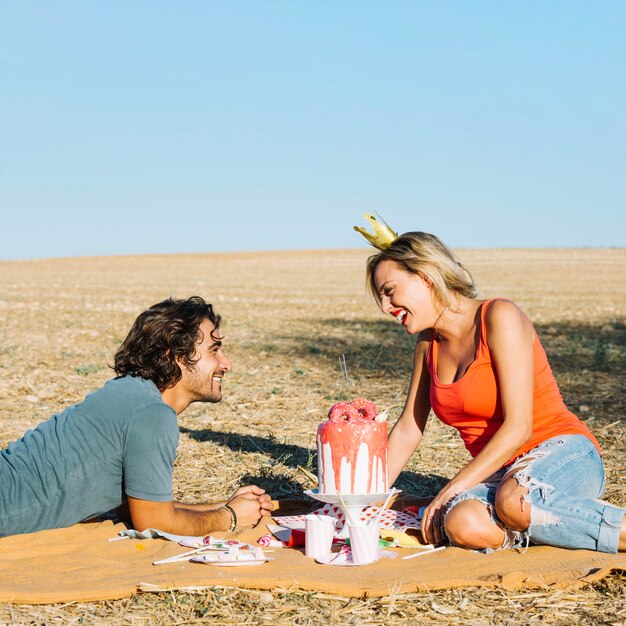 Szczęśliwa para rozmawia piknik