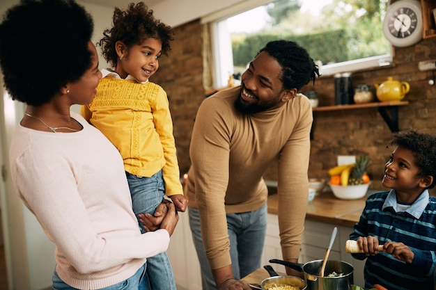 Szczęśliwa rodzina Afroamerykanów rozmawia w kuchni