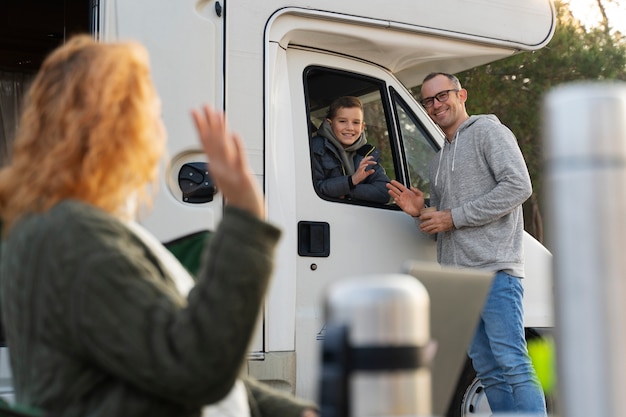 Bezpłatne zdjęcie szczęśliwa rodzina nomadów ze średnim strzałem