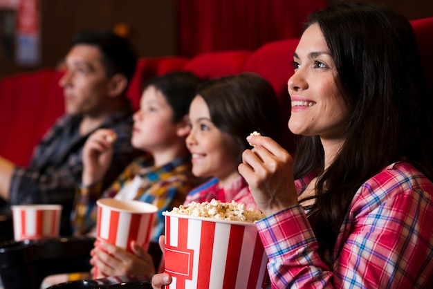 Szczęśliwa rodzina siedzi w kinie