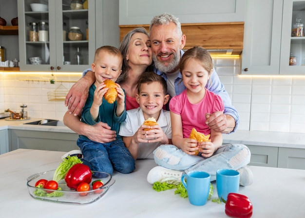Bezpłatne zdjęcie szczęśliwa rodzina z jedzeniem średnio strzał