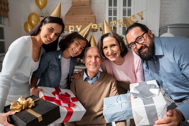 Szczęśliwa rodzina ze średnim strzałem z prezentami