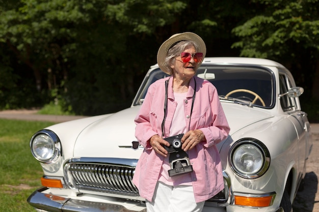Szczęśliwa starsza kobieta podróżująca samotnie samochodem