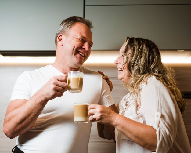 Szczęśliwa starsza para pije kawę wpólnie