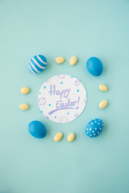 Szczęśliwa Wielkanocna inskrypcja na papierze z barwionymi jajkami