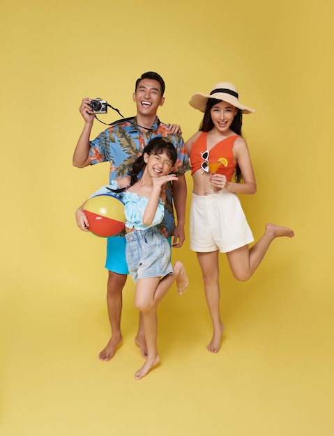 Szczęśliwe azjatyckie rodzinne wakacje portret Ojciec matka i córki cieszące się letnią plażą