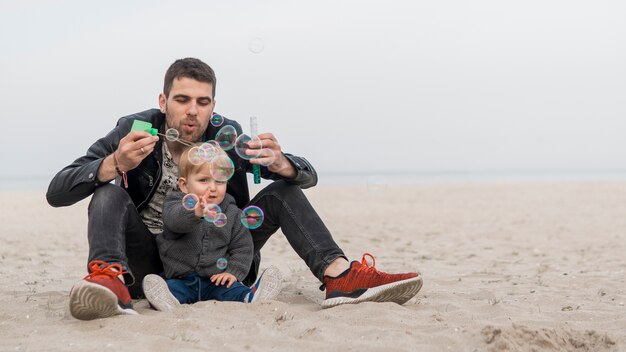 Szczęśliwe chwile na plaży z synem i tatą